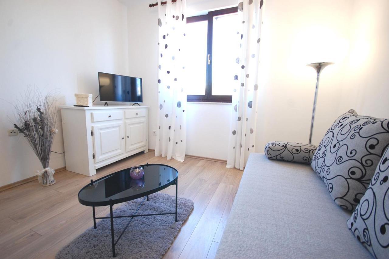 Apartment Margareta By El-Pi Tours Njivice Esterno foto