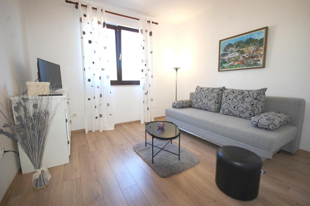 Apartment Margareta By El-Pi Tours Njivice Esterno foto